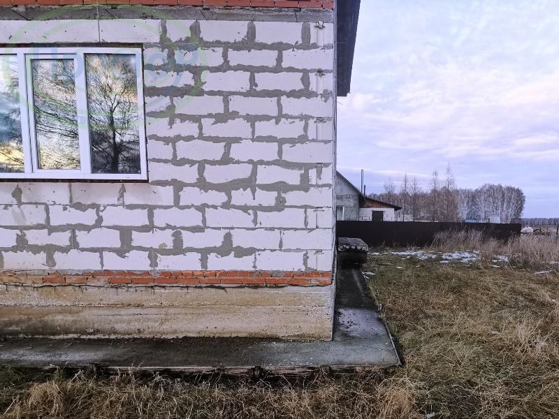 Новый жилой дом  под самоотделку. С балконом. Материал стен - сибит, железобетонные плиты- перекрытия этажей.  Электричество трехфазное на  15 кВт.  Электропроводка  проведена во все помещения, можно подключить калорифельное отопление. По договору к концу декабря  подключат газ.  Системы отопления п