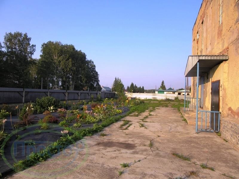 Надежное крепкое здание отстроенное в свое время как детский сад по советским СНиПам и ГОСТам. Стены - крупнопанельные. Два полноценных этажа. Железобетонные перекрытия. Небольшой замок. Около 16 комнат.  Внутренняя отделка- частично, примерно на  1/3.  Проведены работы по замене всех коммуникаций. 
