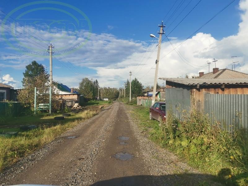 Панельный дом, железобетонные плиты перекрытия потолков, большие окна, просторные комнаты. Основные капитальные работы выполнены: новые окна, перекрыта крыша, фасад обшит сайдингом. Высокие потолки, ровные стены. Это хорошая основа для современного ремонта и оборудования новыми коммуникациями. Отопл