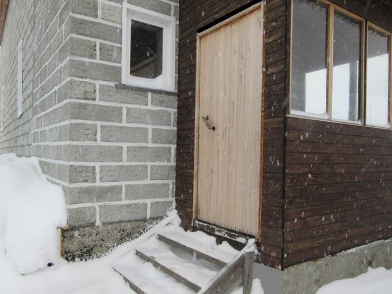 Кирпичный дом 2018 года постройки. Хорошая планировка. Интересные дизайнерские решения. Качественные материалы. В доме высокие потолки. Установлен  надежный и экономичный электрический котел, круглосуточно поддерживающий заданную температуру в доме, есть альтернативное  отопление –  твердым топливом